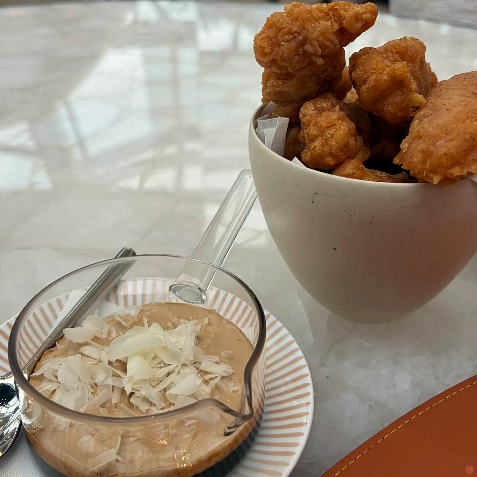 炸雞就正常好吃的炸雞,重點應該是醬,微酸,很稠很好沾