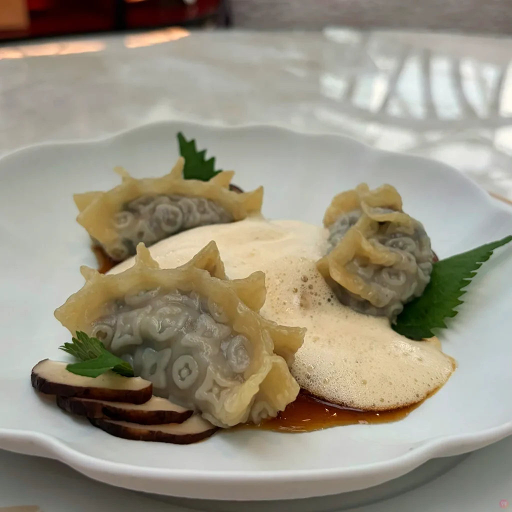 Mandoo 招牌和牛餃，是不錯吃，還有泡泡醬可以沾，牛味不重。擺盤滿分，清楚的monogram，滿滿LV情懷