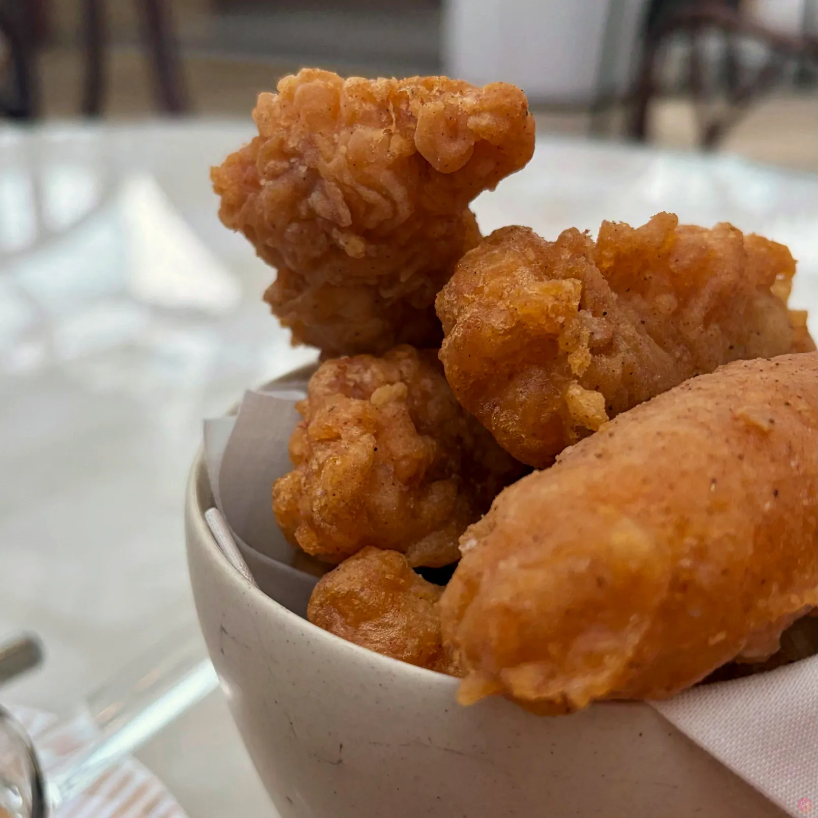 炸雞就正常好吃的炸雞,重點應該是醬,微酸,很稠很好沾